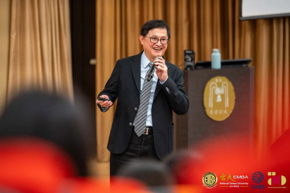 圖／和碩集團董事長童子賢於百川講堂中強調「變局正是新霸權的起點」，電力消耗與半導體實力已正式取代石油，成為21世紀衡量國力興衰的新指標。（臺大EMBA學生會百川組提供）