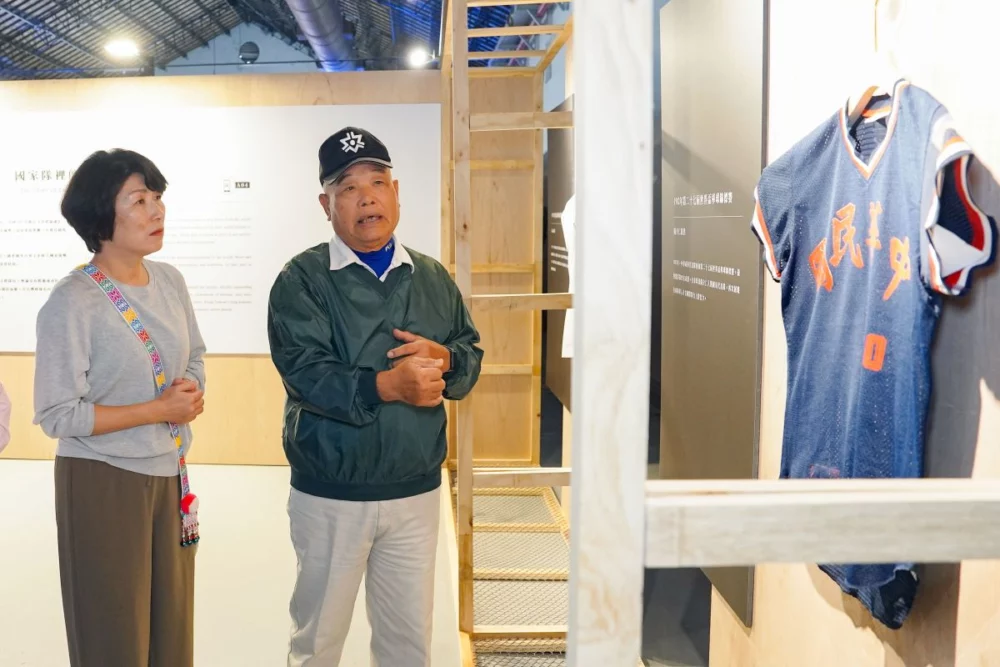 圖／縣長饒慶鈴參觀「紅土之上」特展，聆聽棒球歷史文物導覽。（臺東縣政府提供）