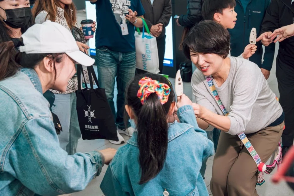 圖／釋迦冰棒大受歡迎！饒慶鈴縣長與品嚐鮮果冰棒的孩童親切互動。（臺東縣政府提供）