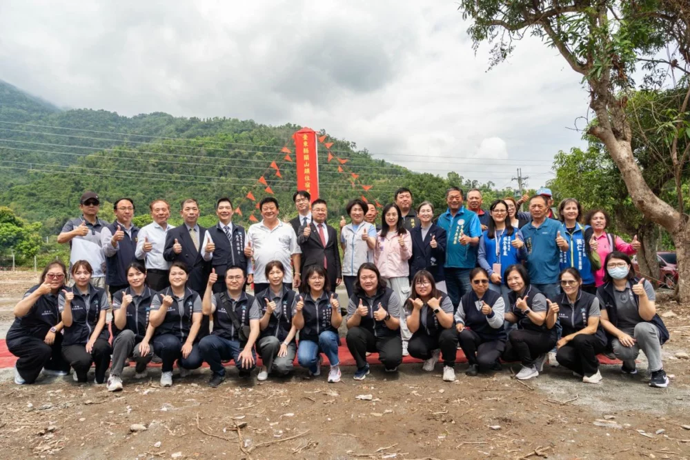 圖／饒慶鈴縣長與貴賓大合影：共同見證關山長照啟航。（臺東縣政府提供）