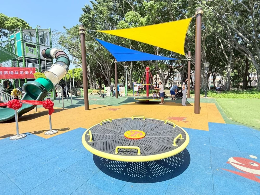 圖／周邊配置滾珠搖滾盤及共融森林轉盤等遊具。（新北市板橋區公所提供）