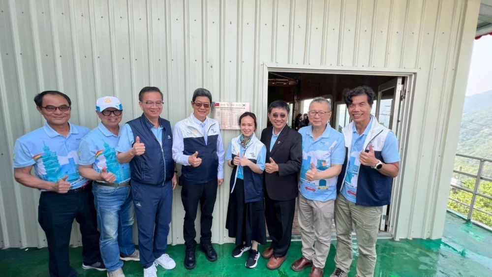 圖／地區總監與協辦社揭牌儀式合影。（桃園西北扶輪社提供）