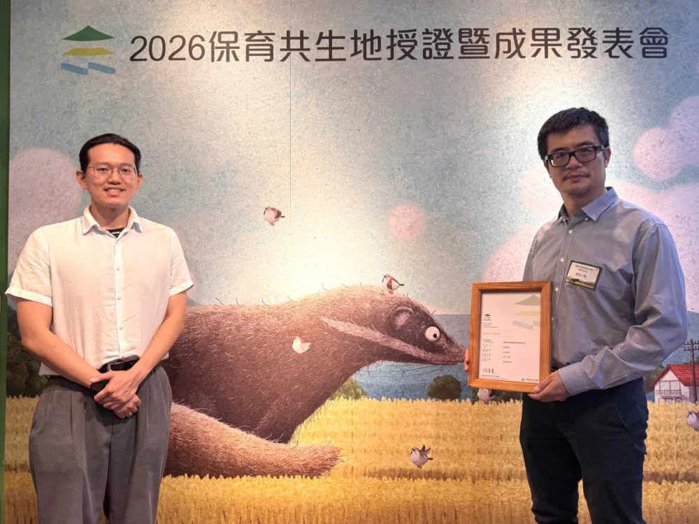 圖／東海大學生態與環境研究中心主任江智民(右)指出，學校以教師宿舍區3.04公頃為申請範圍，該場域保存完整次生林環境，也是許多保育類動物的重要棲地。（東海大學 提供）