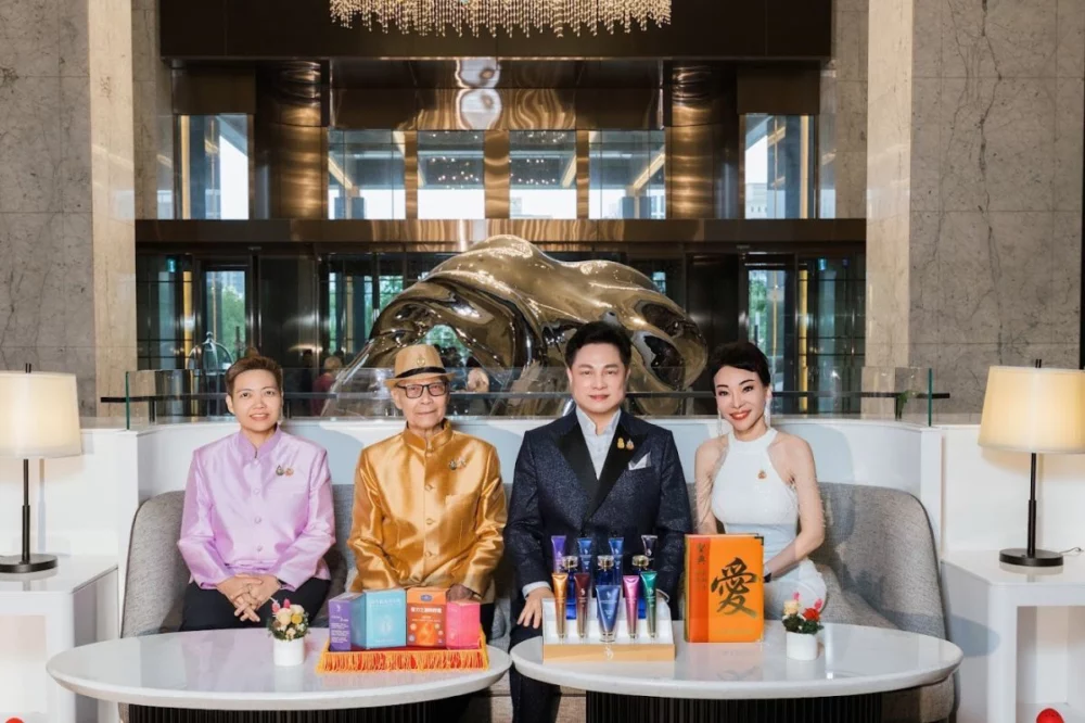 圖／全球真愛董事長何詠允先生與執行長高淑華女士，贈與全球真愛人氣保養品童顏美肌系列與保健四寶給泰國親王旺猜·那瓦拉殿下與丹迪·那瓦拉郡主。（全球真愛提供）