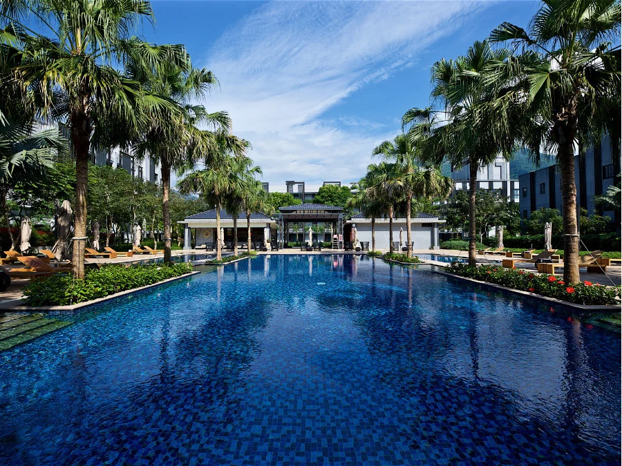 在秧悦美地度假酒店的溫水泳池中，光影與水波交織，讓身心慢慢沉靜下來。