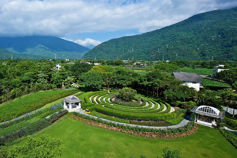 在秧悦美地度假酒店的香草花園裡，綠意與香氣交織，漫步其間，感受大地最純粹的療癒力量。
