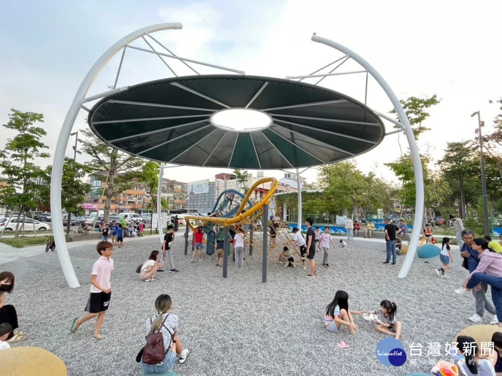 東區的十全公園遊戲場擁有大面積的遮陰環境