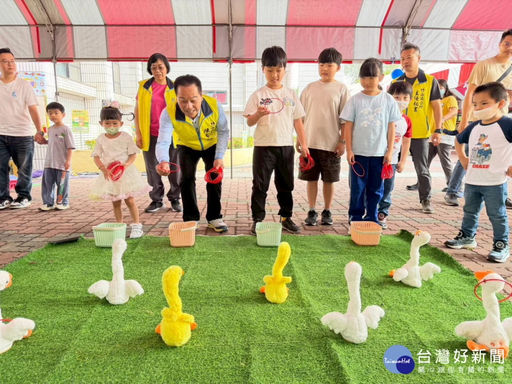 大家來套圈圈。（竹山鎮公所提供）