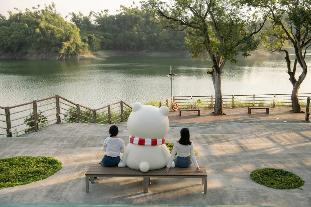 嘉義市大白熊陪你飽覽蘭潭美景／嘉義市府提供