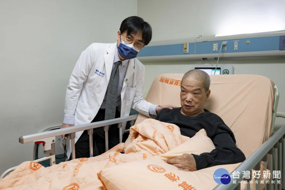 小細胞肺癌雖被視為難以治癒，但在彰基與林聖皓主任（左）的照護下，謝先生走過十多年抗癌路，感恩地說，「真的讓我多活了好幾年。」圖／彰基提供