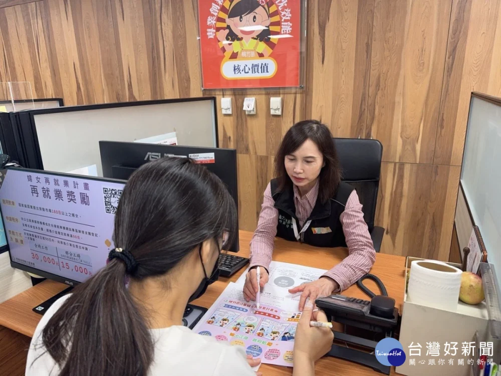 桃竹苗分署運用「婦女再就業計畫」協助41歲的小雅(化名)順利重返職場，並穩定就業自我實現。