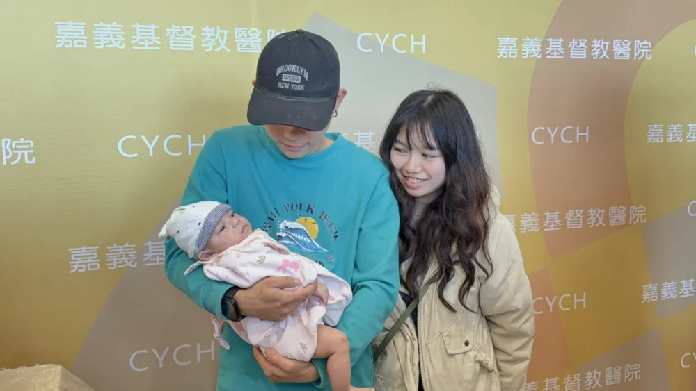 梁姓夫妻抱著平安出院的孩子/林詩涵攝影