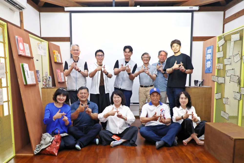 嘉義市長黃敏惠今（9）日攜手出身嘉義的棒球名將曾智偵、嘉義基層棒球教育重要推手李文傳教練，以及統一獅現役球員陳重羽一同為嘉義棒球文學特展揭開序幕／市府提供