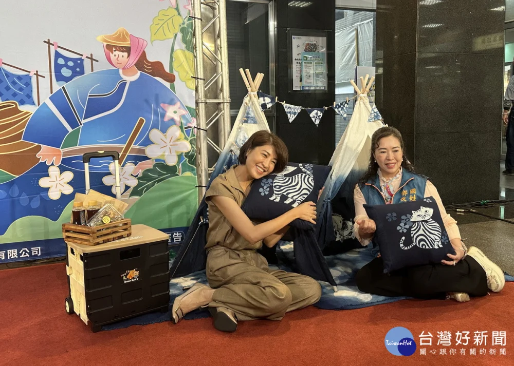 許縣長與邱鄉長歡迎大家參與Hakka嘉年華。（記者扶小萍攝）