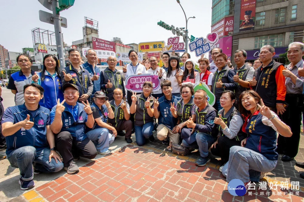桃園市長張善政與新北市長侯友宜共同勘察「新桃林線」大合照。