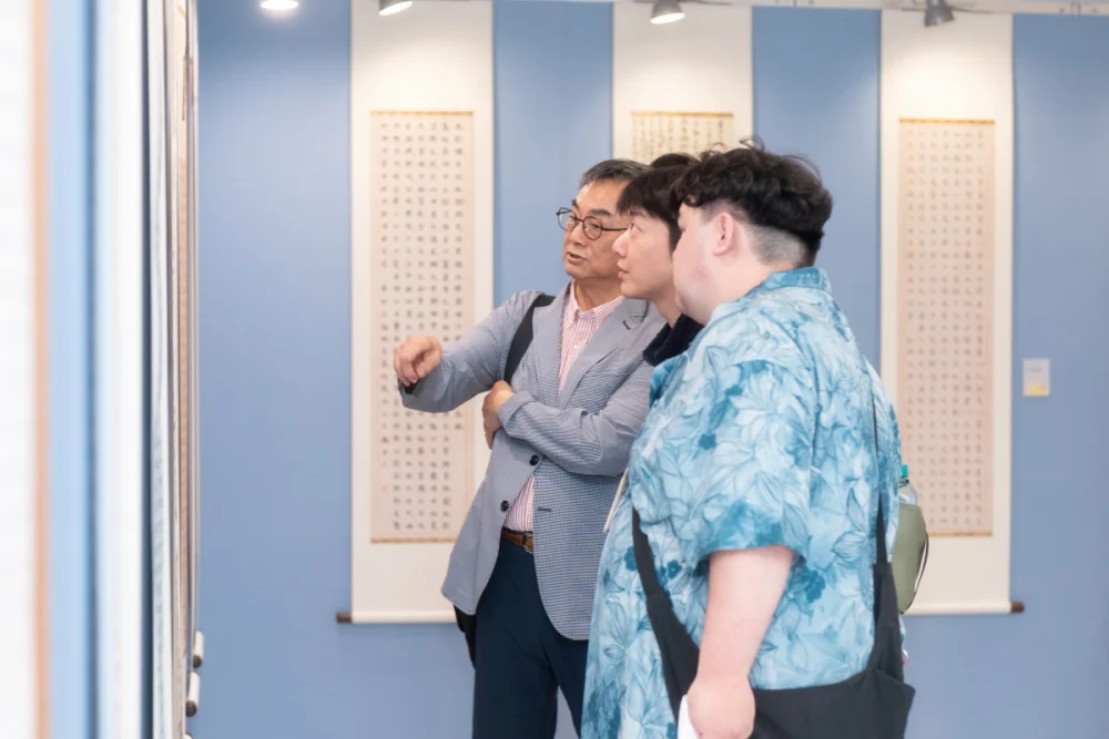 開幕式後本屆評審委員蕭世瓊教授對本屆獲獎者作品給予點評/社團法人中華翰維文化推廣協會提供