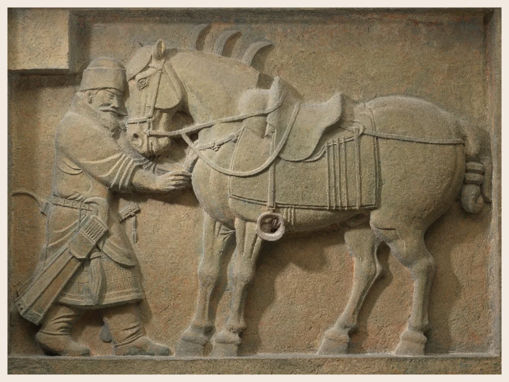 昭陵六駿「颯露紫」：為李世民在邙山和王世充作戰時的坐騎。石刻描繪軍官丘行恭俯首拔箭姿態。六駿中的「颯露紫」、「拳毛騧」於1914年流失海外，現存美國賓州大學。/社團法人中華翰維文化推廣協會提供