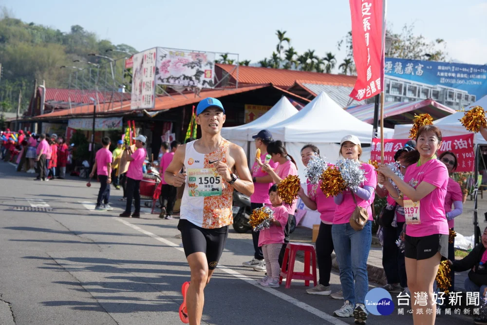拉拉隊為跑者加油。（圖/集集鎮公所提供）