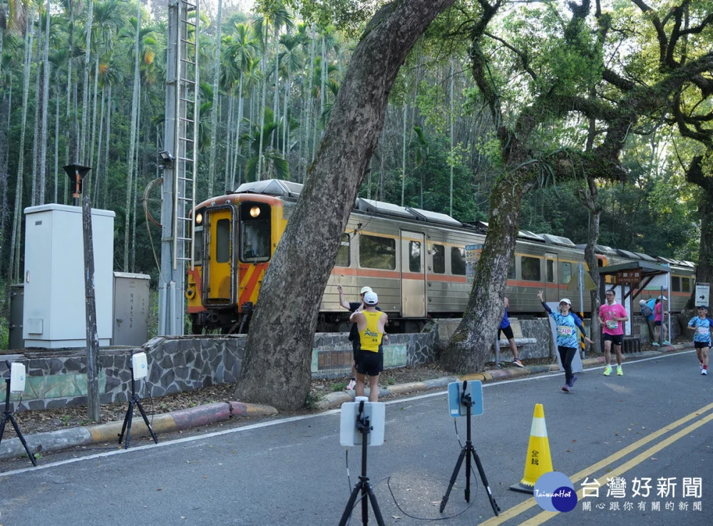集集線火車也歡迎著跑者們。（圖/集集鎮公所提供）