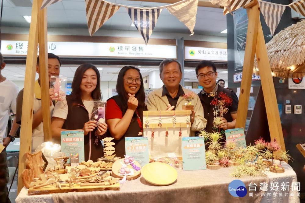 王副縣長等到市集攤位巡禮。（記者扶小萍攝）