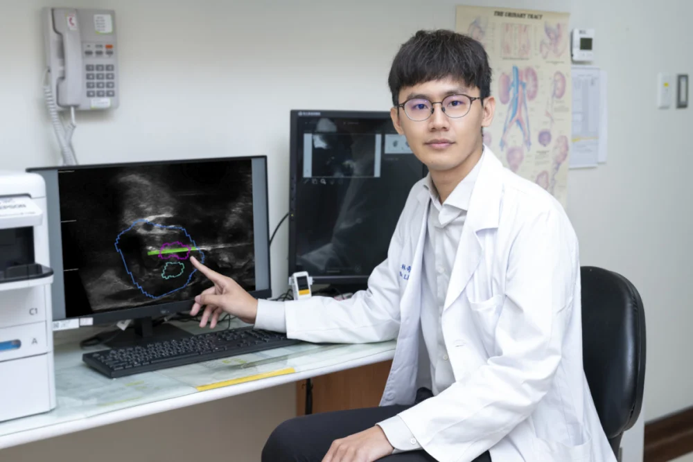 林奇柏醫師說明，「影像導引融合切片」從會陰處進行取樣，感染低、安全性高，恢復快、影響小，適合高齡及慢性病患者。圖／彰基醫院提供