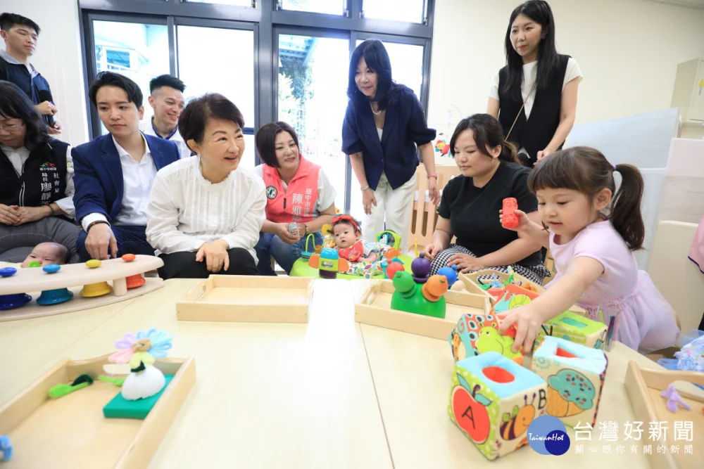南區兒少家庭福利館啟用 盧市長與家長親切互動