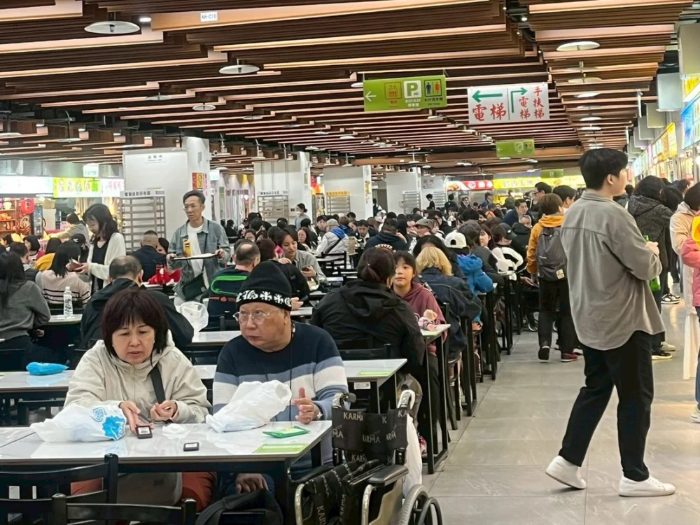 B1美食區現場用餐人潮。