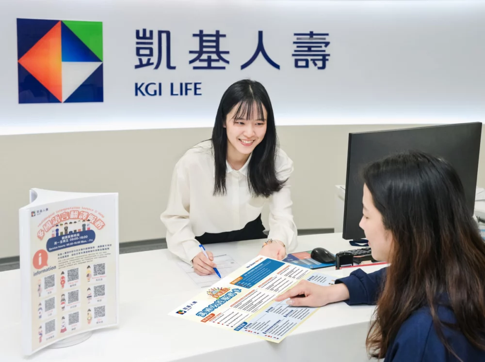 凱基人壽透過「我願意+1」的承諾，在全台客服中心配置多國語言「溝通友善服務卡」，讓客服同仁協助臨櫃新住民客戶取得跨越語言隔閡的暖心服務，推動新住民金融平權。
