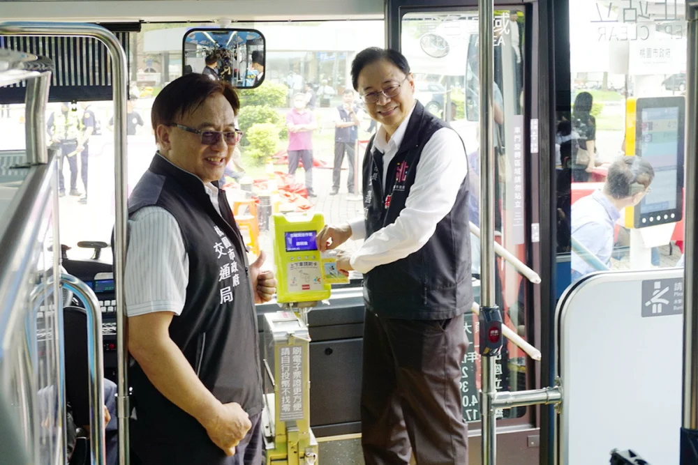 桃園市長張善政體驗搭乘TAB 新桃園幹線米奇主題公車。


” style=”width:100%; height:auto; display: black;”/></p>
<figcaption id=