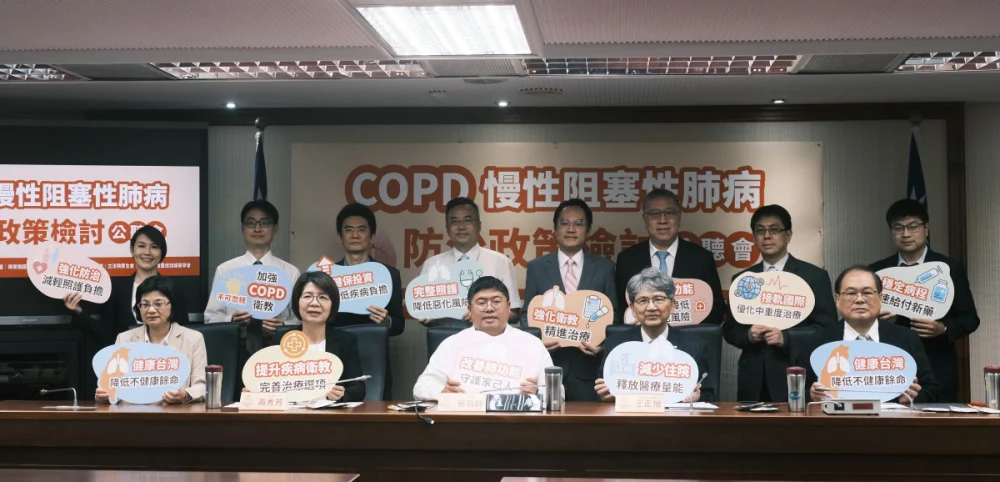 立委、專家、病團共同呼籲：推動高風險族群精準篩檢、落實治療方案接軌國際指引。（上排從左到右：潘怡伶理事長、陳啟信主任、林先和所長、林昌生副院長、陳柏同執行長、陳育民理事長、蘇剛正醫師、廖信閔醫師。下排從左到右：林莉茹副署長、黃秀芳立委、蔡易餘立委、王正旭立委、張禹斌副署長）。