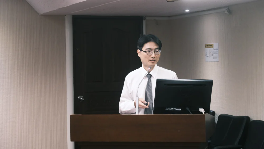 陳啟信主任呼籲應強化環境監測與訪視評估，並針對高風險者加做肺功能檢測。