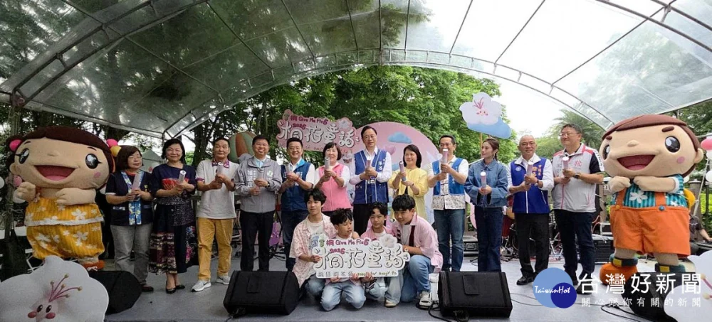 桃園市長張善政前往龍潭區，出席「115年桃園桐花祭主題活動暨伯公祭儀」合影。