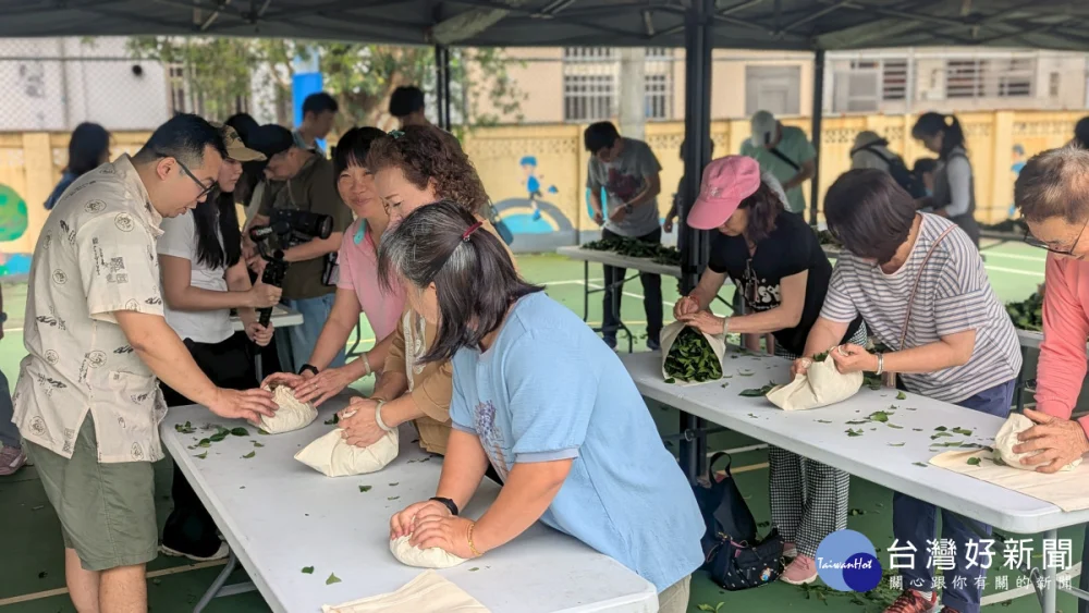 購買茶席套票遊客體驗現場揉茶。