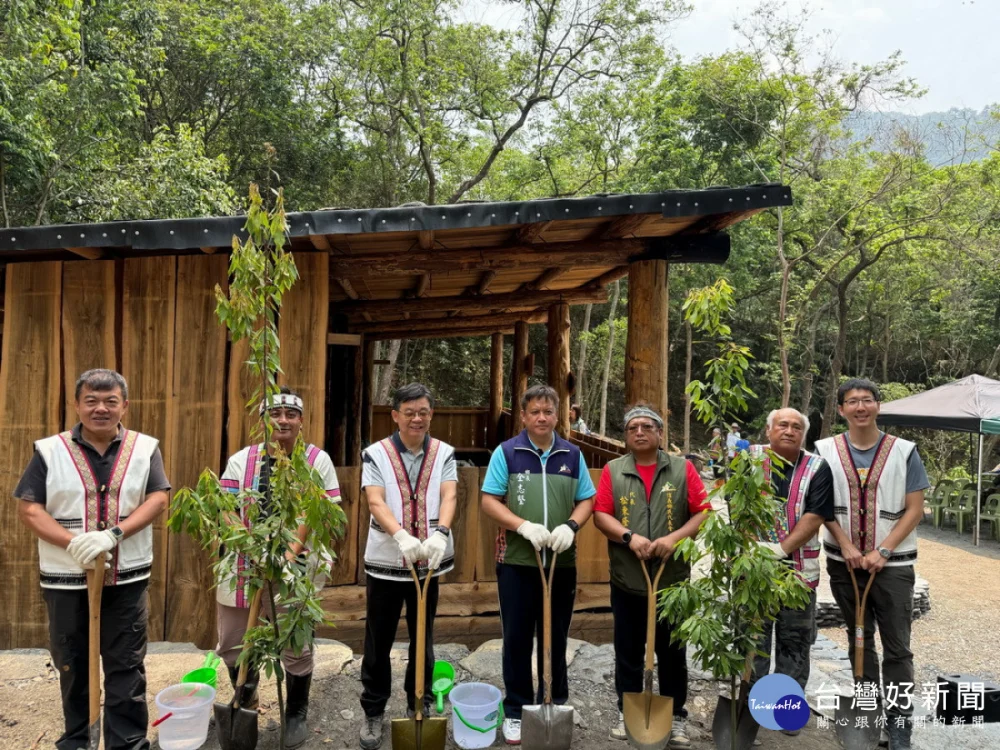 南投分署也和族人共同種下捲斗櫟等原生樹種，寓意布農文化扎根及永續傳承。（圖/南投分署提供）
