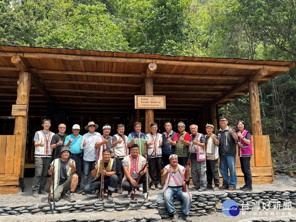 布農族傳統獵寮在分署長李志(王民)與四部落耆老見證下正式啟用。（圖/南投分署提供） 