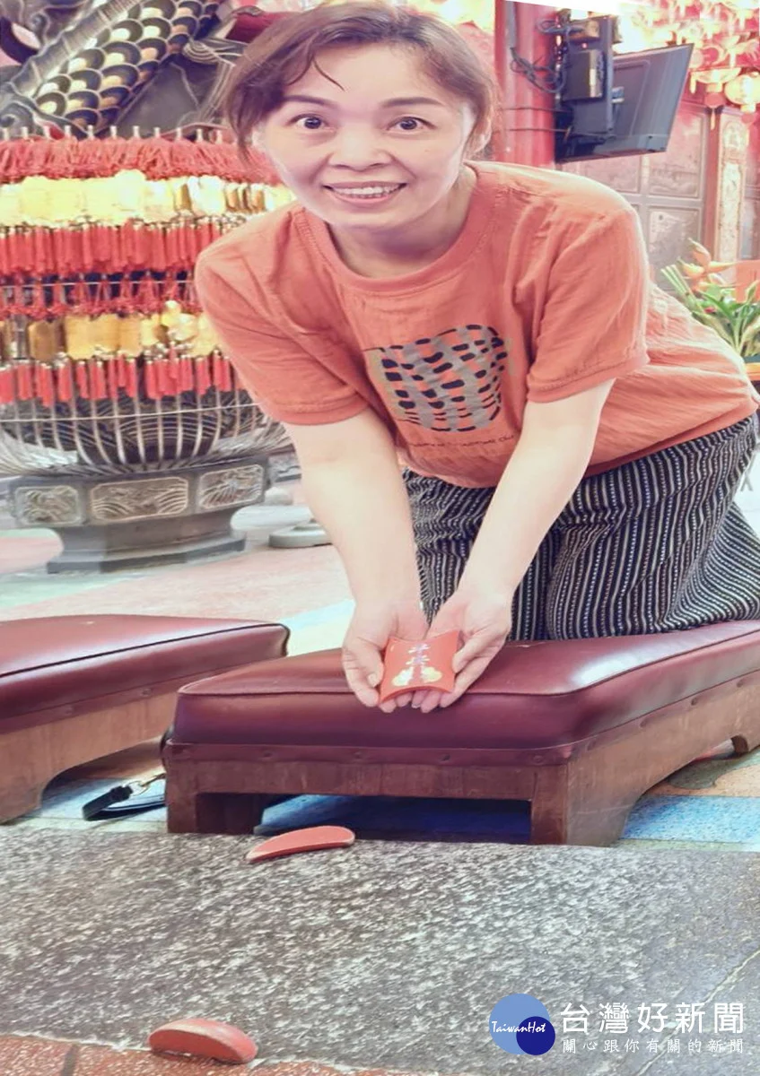 八德在地信眾黃小姐於八德三元宮擲出「立筊 」驚喜不已。