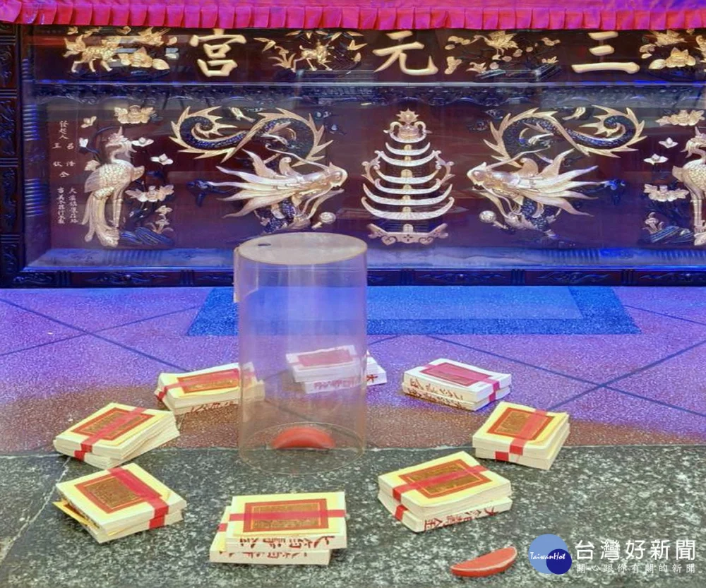 馬年首度「立筊」出現，八德三元宮加以護圍讓信眾參觀奇蹟。