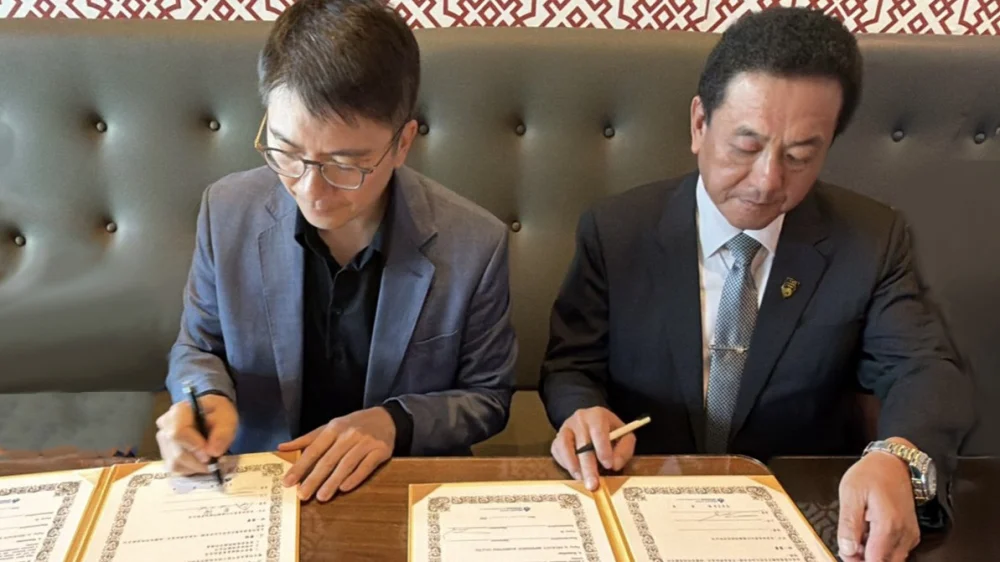 圖說：美食映象總經理李惠德（右）與柔佛州台灣商會會長拿督彭士豪（左）於現場進行合作文件簽署，雙方正式啟動跨國合作計畫。