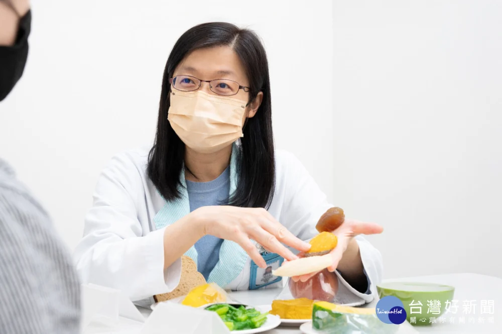 謝佳真組長提醒把營養當成抗癌靠山，共同討論能接受的食物，分階段達成營養目標