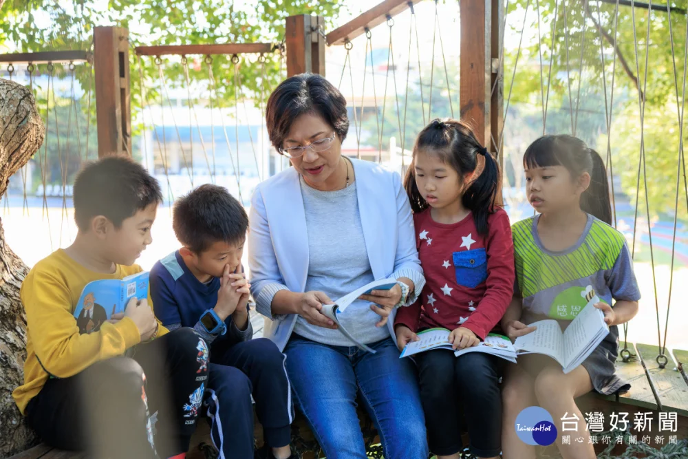 彰化縣長王惠美與同安國小小朋友共讀。圖／彰化縣政府提供