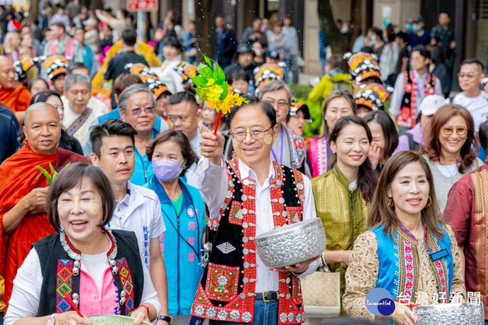 張市長潑水祈福與民同樂。