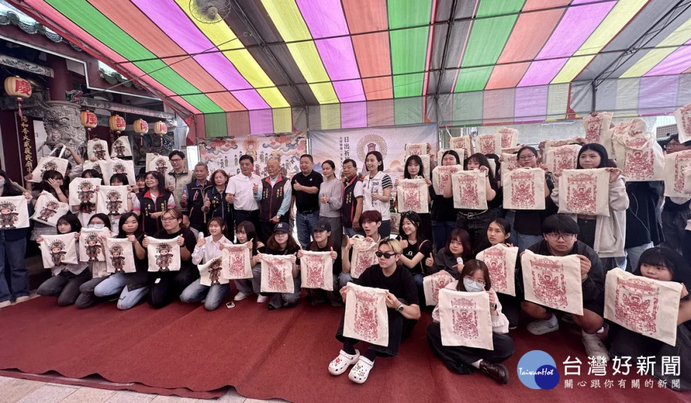 朝陽科大二年級同學發揮巧思創意無限展成果。（記者扶小萍攝）