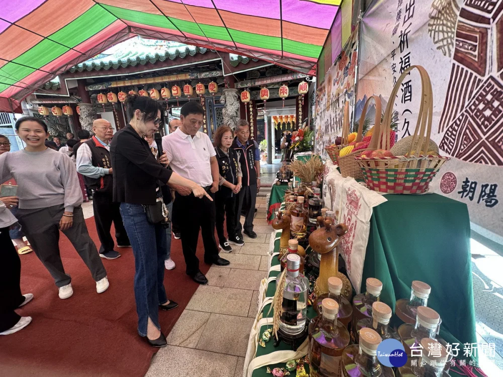 廖碧勤向簡鎮長介紹同學的創作。（記者扶小萍攝）