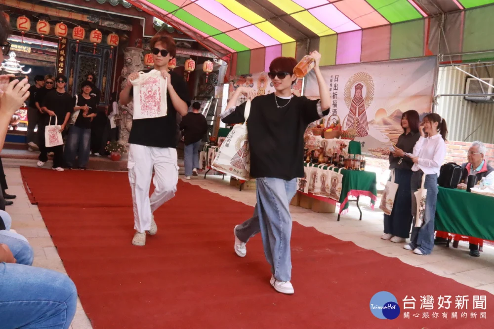 同學以走秀方式展現創意作品。（記者扶小萍攝）