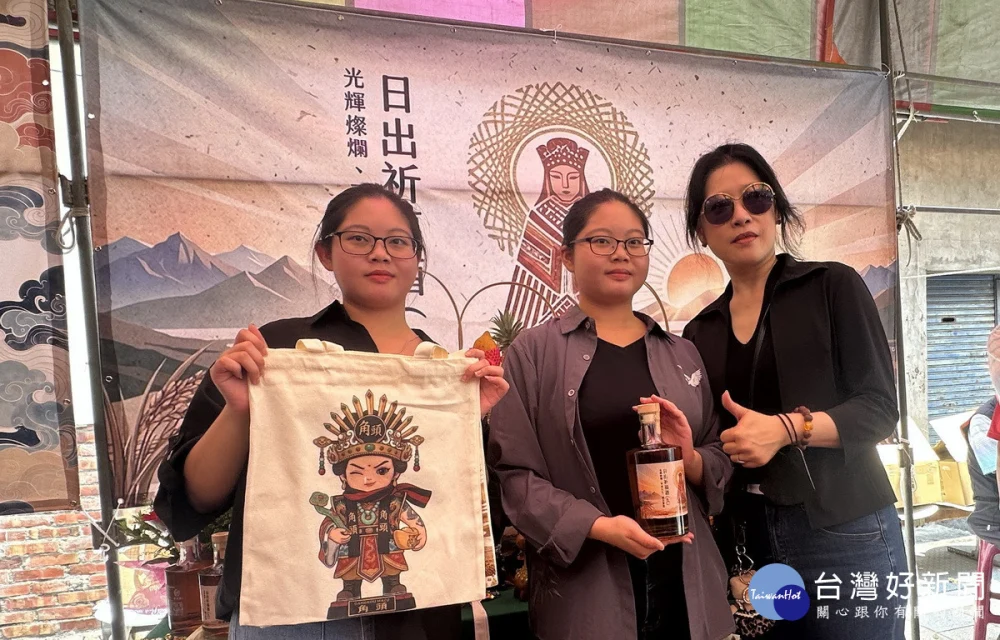 雙胞胎姐妹嚴莘慈與莘瑜強調是一次深刻特別的體驗。（記者扶小萍攝）