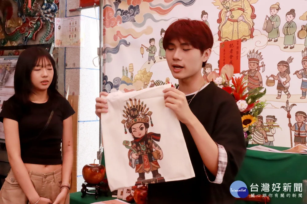 宋同學以地方文化創出造型俏皮的角頭媽祖。（記者扶小萍攝）