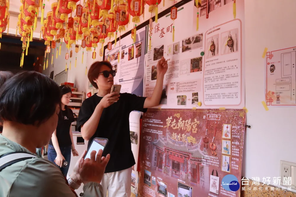 各組派出菁英向民眾介紹作品的意涵。（記者扶小萍攝）