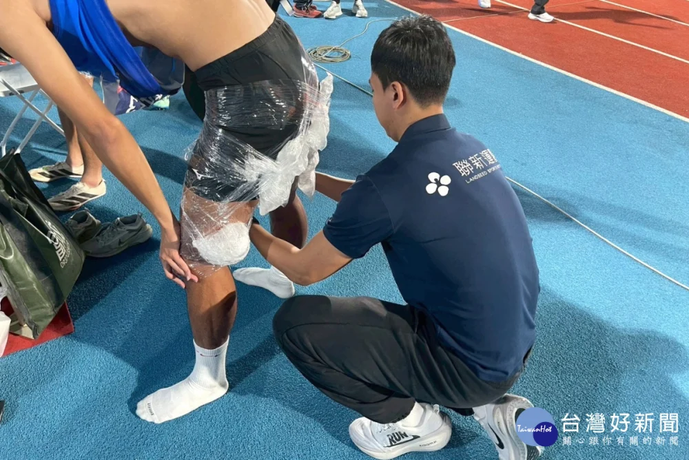 賽場邊為田徑選手進行冰敷，降低肌肉痠痛與抽筋風險