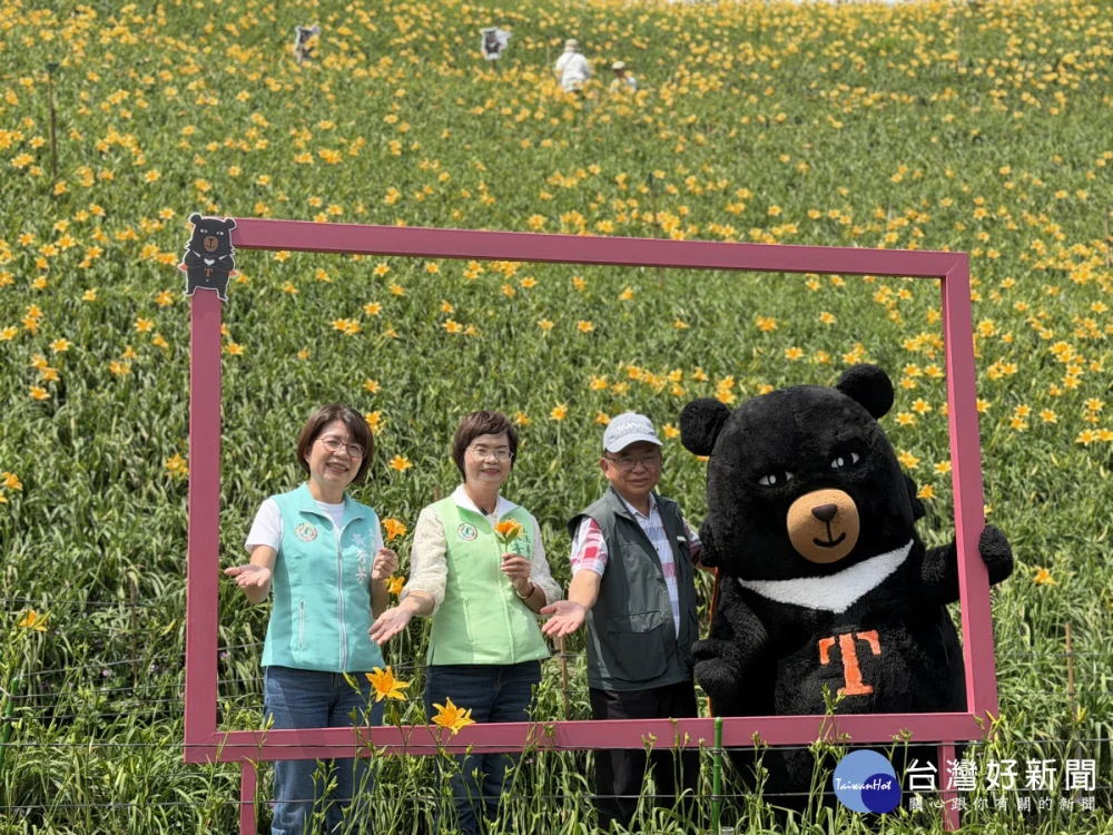立法委員黃秀芳、陳素月、參山處長曹忠猷及喔熊組長一同推廣金針花海。圖／參山處提供