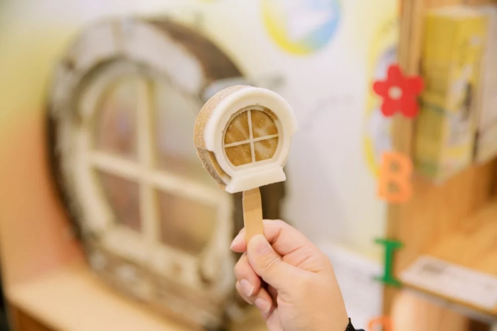 圖／以百年車站經典建築元素「老虎窗」為靈感設計的造型冰棒，讓旅客在品嚐冰品的同時，能以全新視角「閱讀」這座車站的故事。（財團法人台北市文化基金會提供）